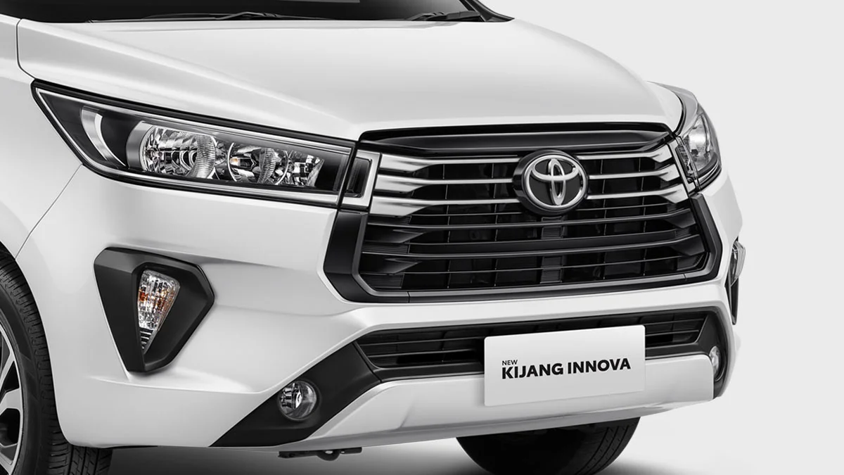 eksterior toyota innova zenix
